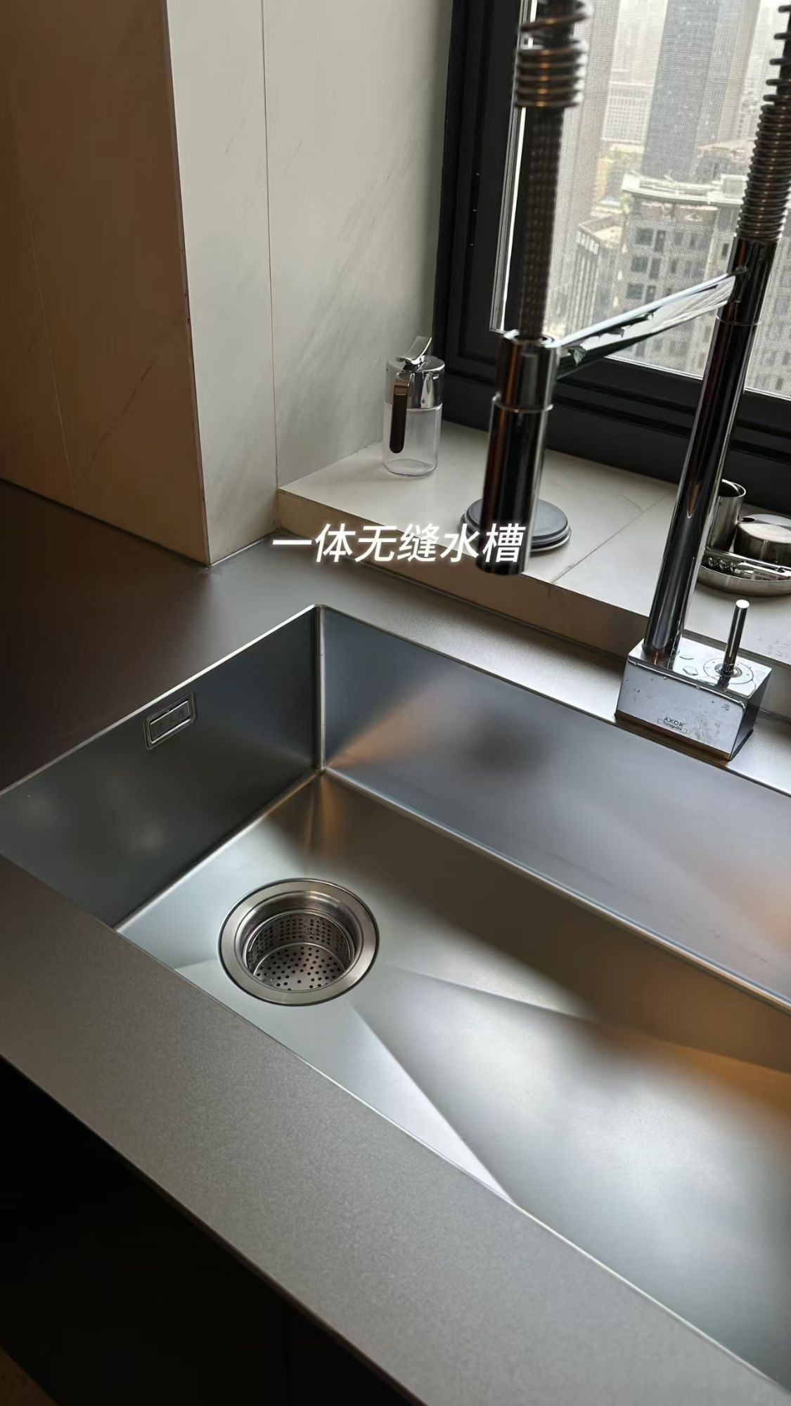 天??！閨蜜家的廚房也太會(huì)布局了吧！蘋(píng)果砂墻板+不銹鋼臺(tái)面，360°無(wú)死角，我酸了！
